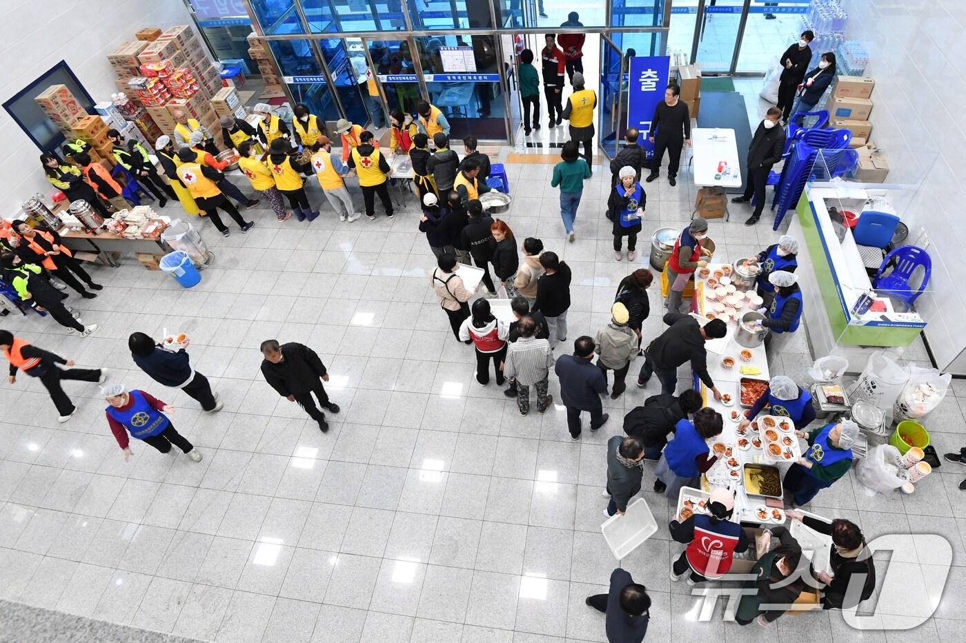 지난 27일 오후 경북 영덕군 영덕읍 국민체육센터에서 자원봉사자들이 산불 피해 이재민들에게 저녁 급식 봉사를 하고 있다. 국민체육센터에는 900여명의 이재민이 대피해 있다. 2025.3.27/뉴스1 ⓒ News1 최창호 기자