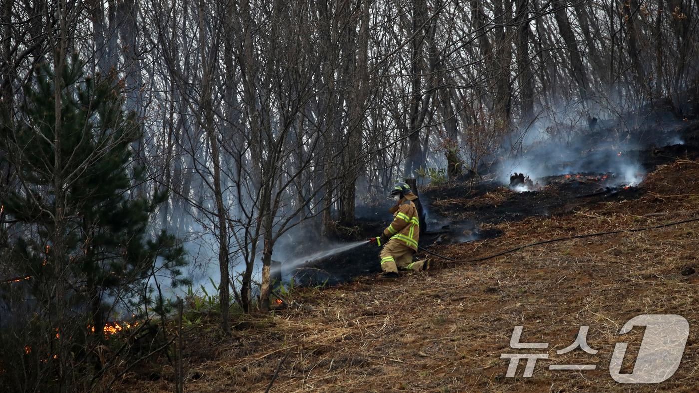 경남 산청·하동 산불 일주일째인 27일 오후 지리산과 인접한 산청군 시천면 동당마을 일대에서 소방관들이 산불 진화 작업을 벌이고 있다. 2025.3.27/뉴스1 ⓒ News1 윤일지 기자
