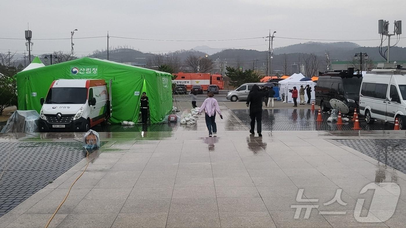 27일 오후 6시16분쯤 경북 의성군 지역자활센터에 마련된 산불현장통합지휘본부에 비가 내리고 있다. 2025.3.27/뉴스1 ⓒ News1 이성덕 기자