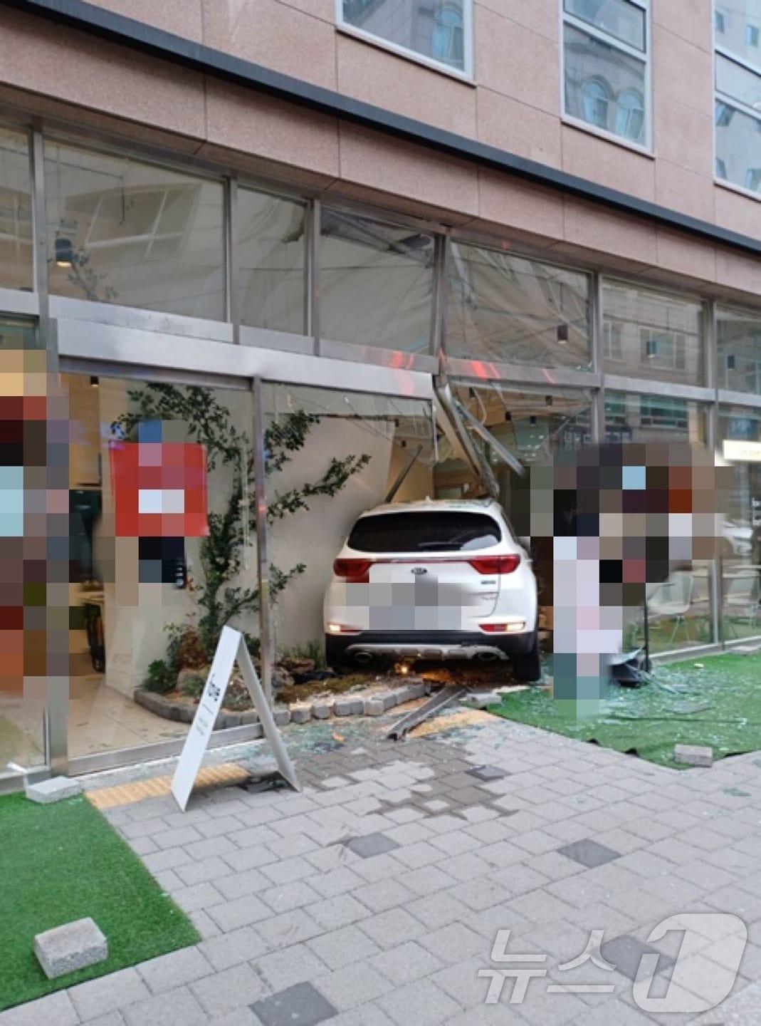 본문 이미지 - 27일 오후 5시 27분께 경기 수원시 권선구의 한 카페로 차량이 돌진해 2명이 다쳤다. (사진=경기도소방재난본부)