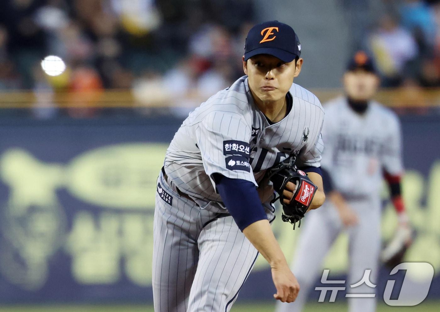 27일 서울 송파구 잠실야구장에서 열린 '2025 신한 SOL 뱅크 KBO리그' 한화 이글스와 LG 트윈스의 경기 1회말 한화 선발 문동주가 힘차게 공을 던지고 있다. 2025.3.27/뉴스1 ⓒ News1 김명섭 기자