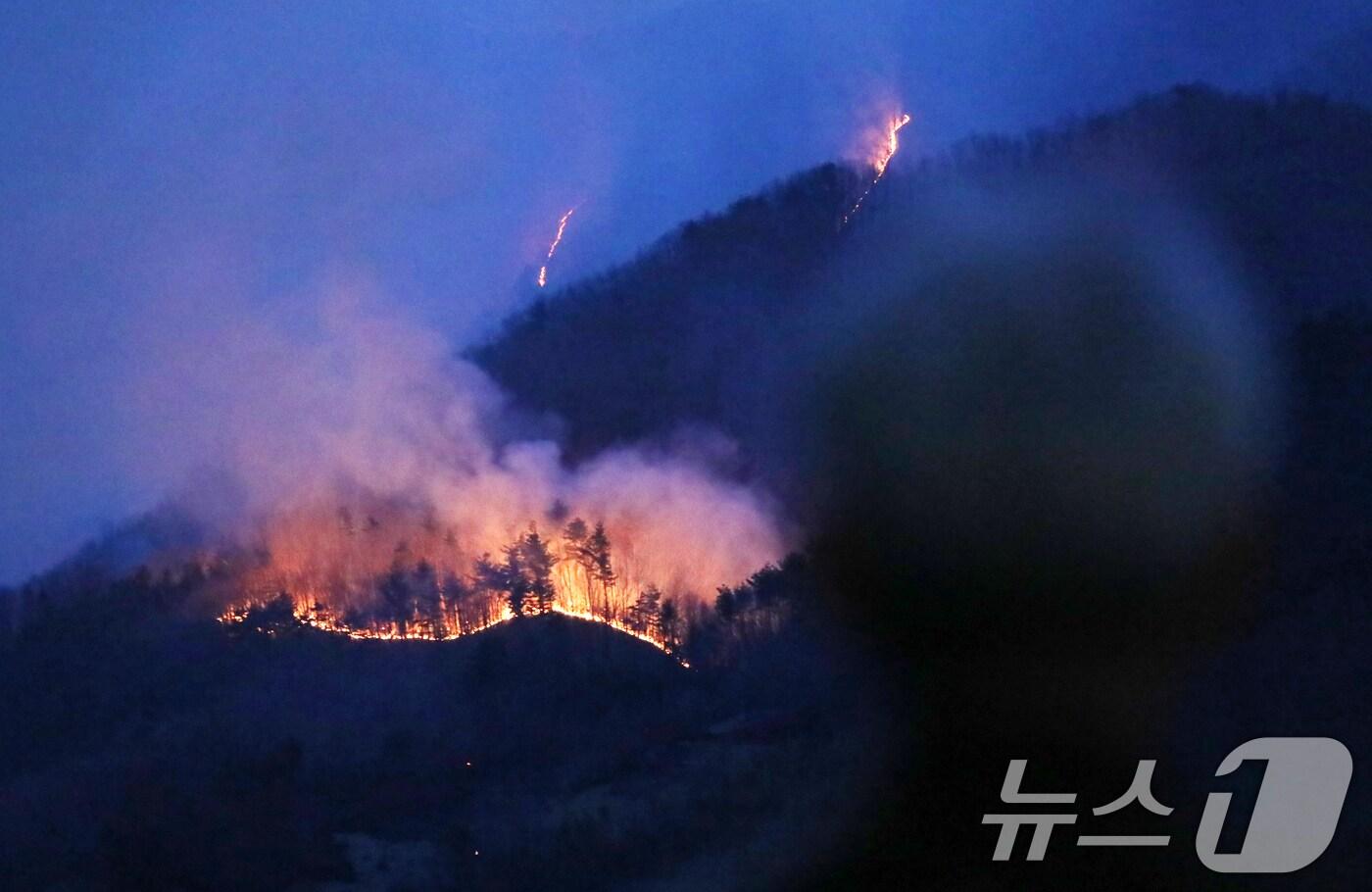경남 산청·하동 산불 일주일째인 27일 오후 지리산과 인접한 산청군 시천면 동당마을 일대에 산불이 확산하고 있다. 2025.3.27/뉴스1 ⓒ News1 윤일지 기자