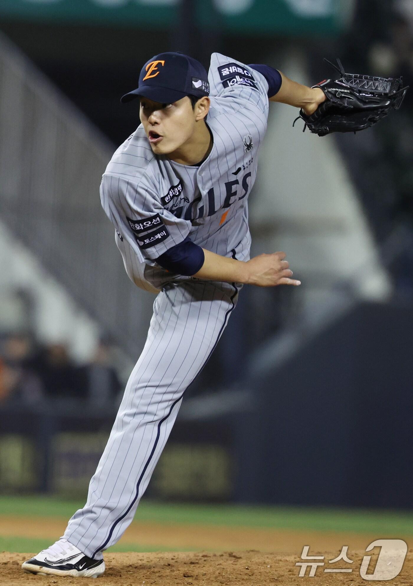 본문 이미지 - 27일 서울 송파구 잠실야구장에서 열린 '2025 신한 SOL 뱅크 KBO리그' 한화 이글스와 LG 트윈스의 경기 4회말 한화 문동주가 역투하고 있다. 2025.3.27/뉴스1 ⓒ News1 김명섭 기자