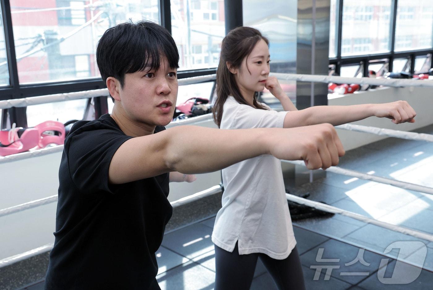 2014 인천 아시안게임 라이트플라이급 금메달리스트 신종훈 관장이 26일 오후 서울 광진구 뚝섬로 신종훈 국가대표 복싱센터에서 필라테스 강사이자 센터 관원인 변슬미 씨를 지도하고 있다. 2025.3.27/뉴스1 ⓒ News1 박정호 기자