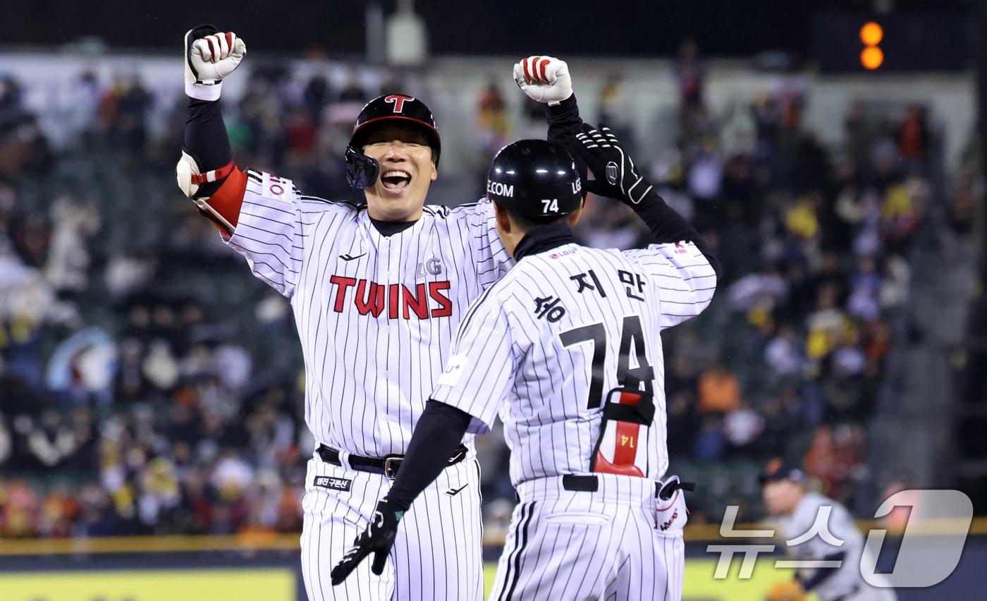27일 서울 송파구 잠실야구장에서 열린 '2025 신한 SOL 뱅크 KBO리그' 한화 이글스와 LG 트윈스의 경기 8회말 2사 만루 상황, LG 김현수가 안타를 치고 기뻐하고 있다. 2025.3.27/뉴스1 ⓒ News1 김명섭 기자
