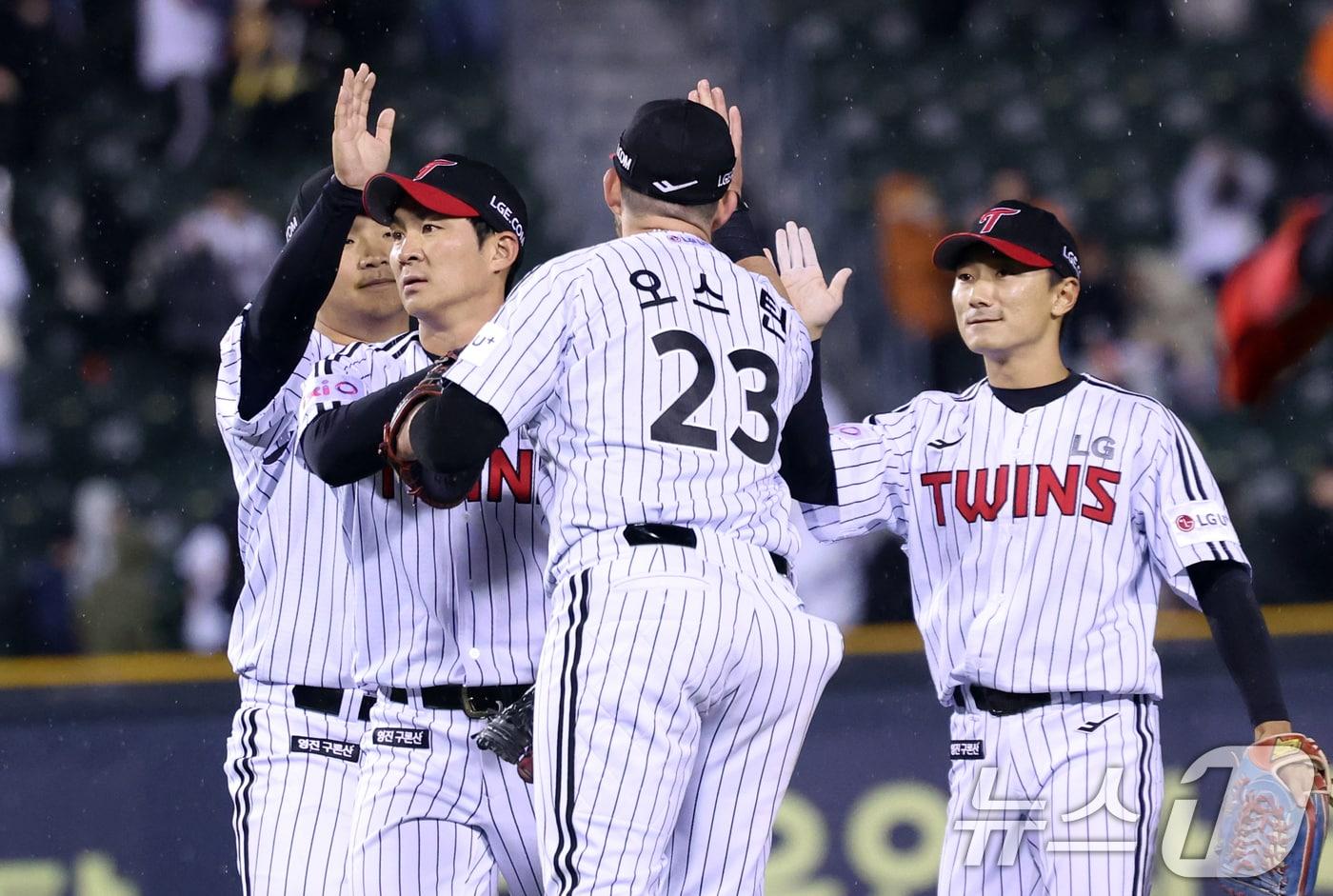 27일 서울 송파구 잠실야구장에서 열린 &#39;2025 신한 SOL 뱅크 KBO리그&#39; 한화 이글스와 LG 트윈스의 경기에서 2대1로 승리한 LG 선수들이 하이파이브를 하고 있다. 2025.3.27/뉴스1 ⓒ News1 김명섭 기자
