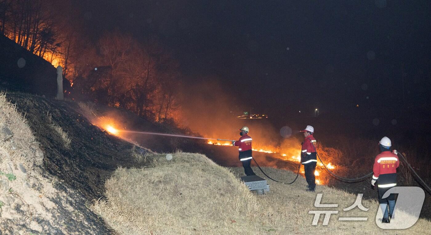 산불이 이어지고 있는 27일 경북 안동시 남후면 일대 야산에서 산불전문예방진화대원들이 화선 정리 작업을 하고 있다. 2025.3.27/뉴스1 ⓒ News1 이승배 기자