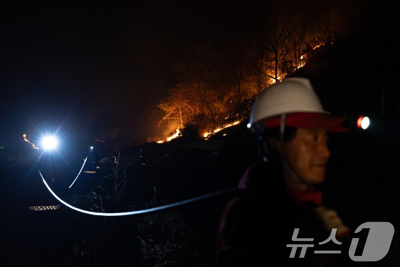 산불이 이어지고 있는 지난 27일 경북 안동시 남후면 일대 야산에서 산불전문예방진화대원들이 화선 정리 작업을 하고 있다. 2025.3.27/뉴스1 ⓒ News1 이승배 기자
