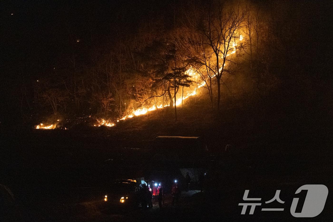본문 이미지 - 산불이 이어지고 있는 27일 경북 안동시 남후면 일대 야산에서 산불전문예방진화대원들이 화선 정리 작업을 하고 있다. 2025.3.27/뉴스1 ⓒ News1 이승배 기자