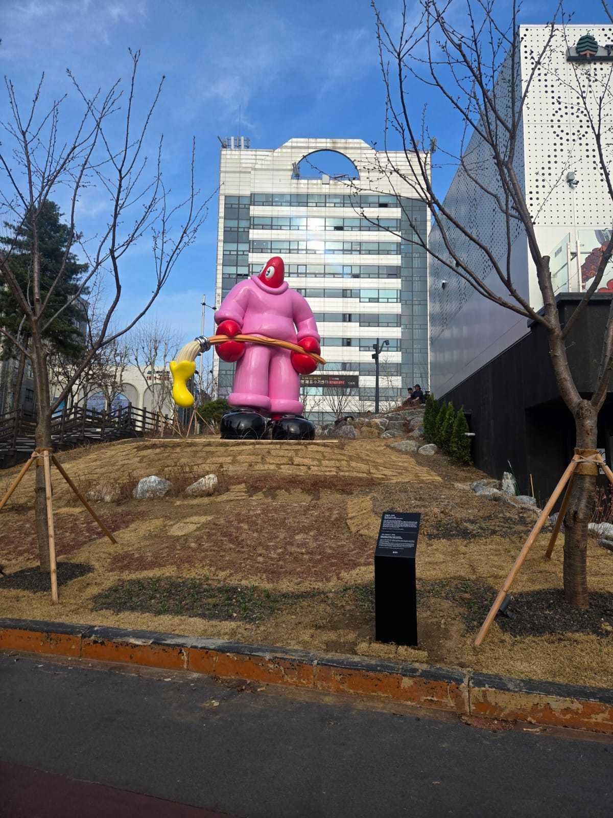 본문 이미지 - 석촌호수에 영구 설치될 필립 콜버트 6미터 조각 ‘예술가 (THE PAINTER)’ 스테인레스 스틸에 채색,600 X 404 X 370cm, 2025 (사진 제공, 런던 필립 콜버트 스튜디오)