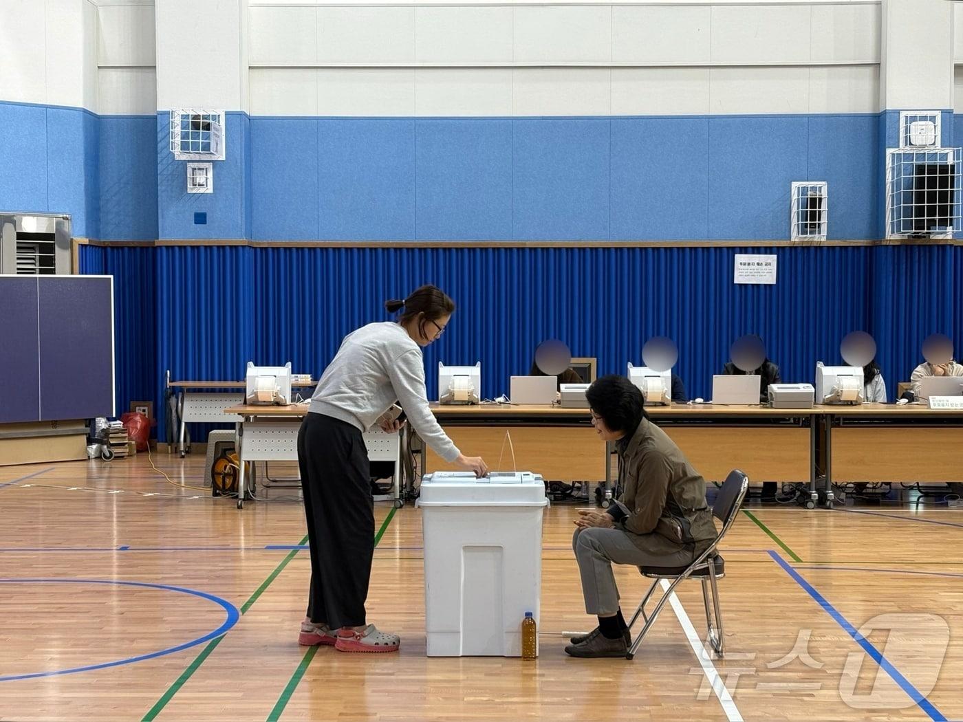 본문 이미지 - 4·2 경남 거제시장 재선거 사전투표 첫날인 28일 고현동 반다비체육센터에서 유권자가 투표용지를 투표함에 넣고 있다.2025.3.28/뉴스1 강미영기자