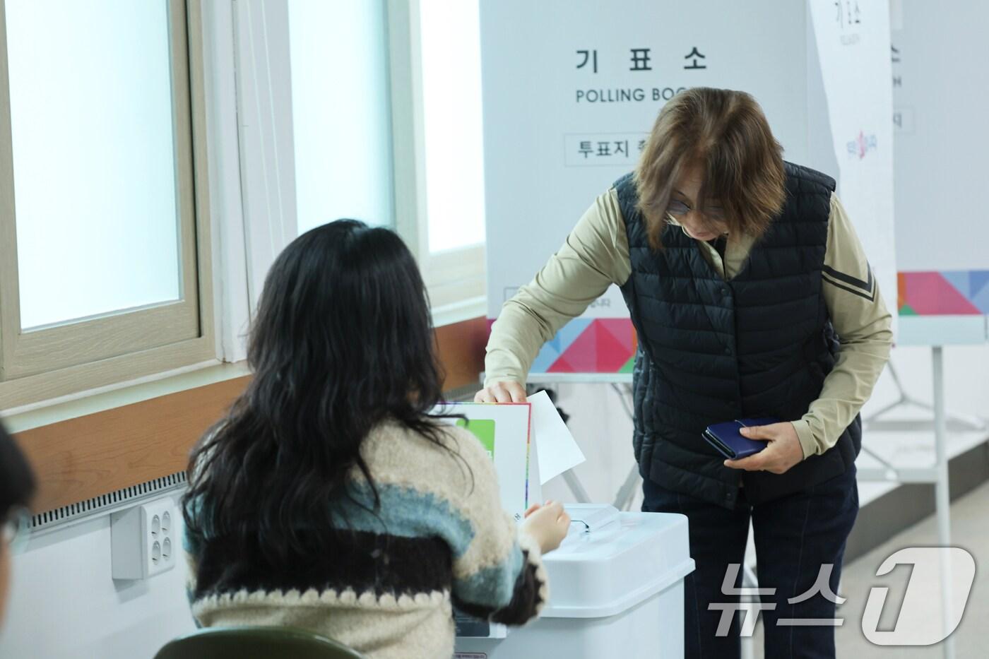 본문 이미지 - 4·2 담양군수 재선거 사전투표 첫날인 28일 전남 담양군 봉산면주민센터에서 유권자들이 투표를 하고 있다. 2025.3.28/뉴스1 ⓒ News1 김태성 기자