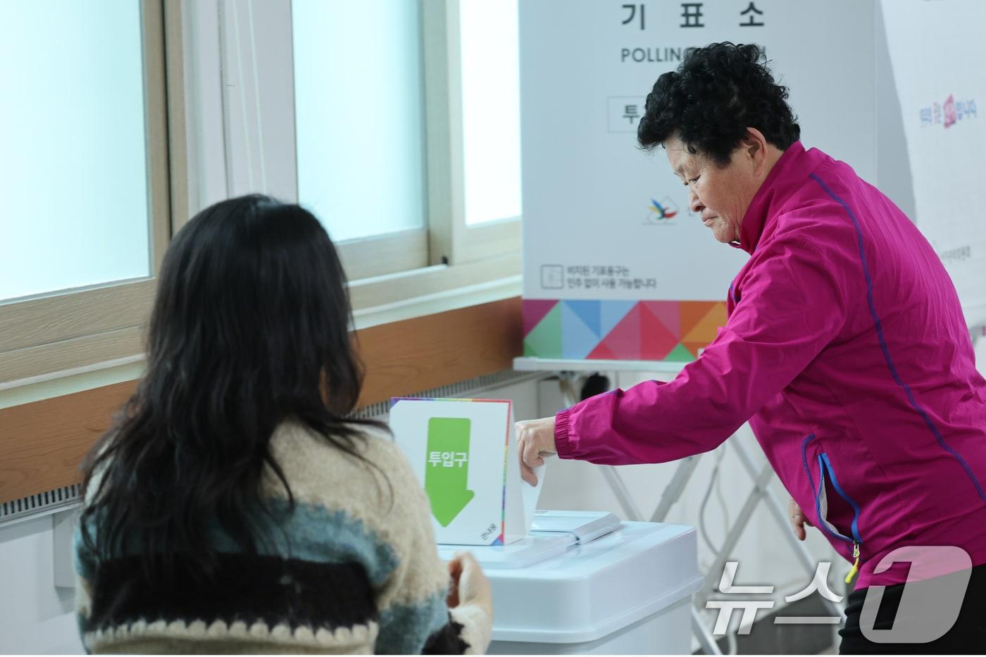 4·2 담양군수 재선거 사전투표 첫날인 28일 전남 담양군 봉산면주민센터에서 유권자들이 투표를 하고 있다. 2025.3.28/뉴스1 ⓒ News1 김태성 기자