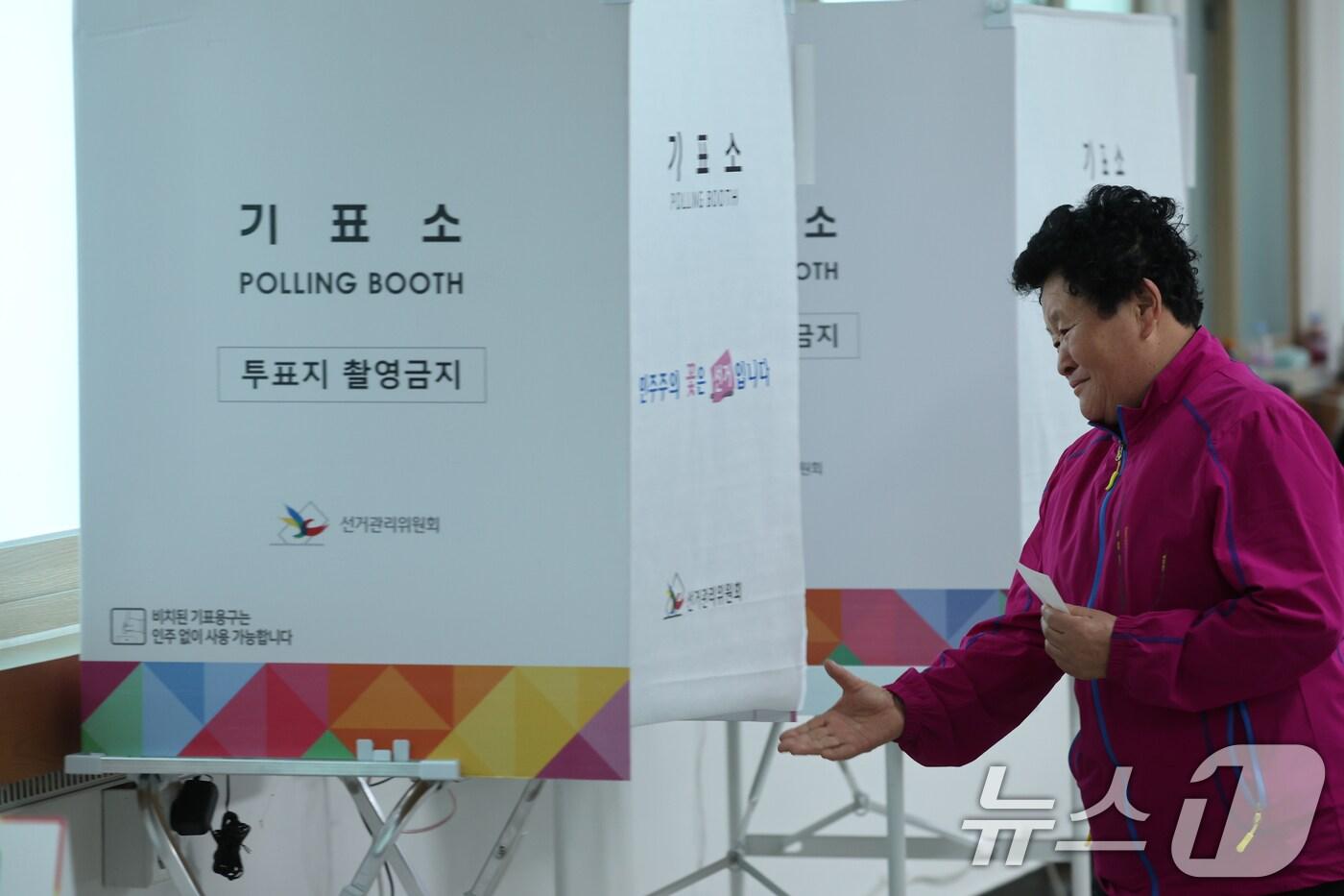 4·2 담양군수 재선거 사전투표 첫날인 28일 전남 담양군 봉산면주민센터에서 유권자들이 투표를 하고 있다. 2025.3.28/뉴스1 ⓒ News1 김태성 기자