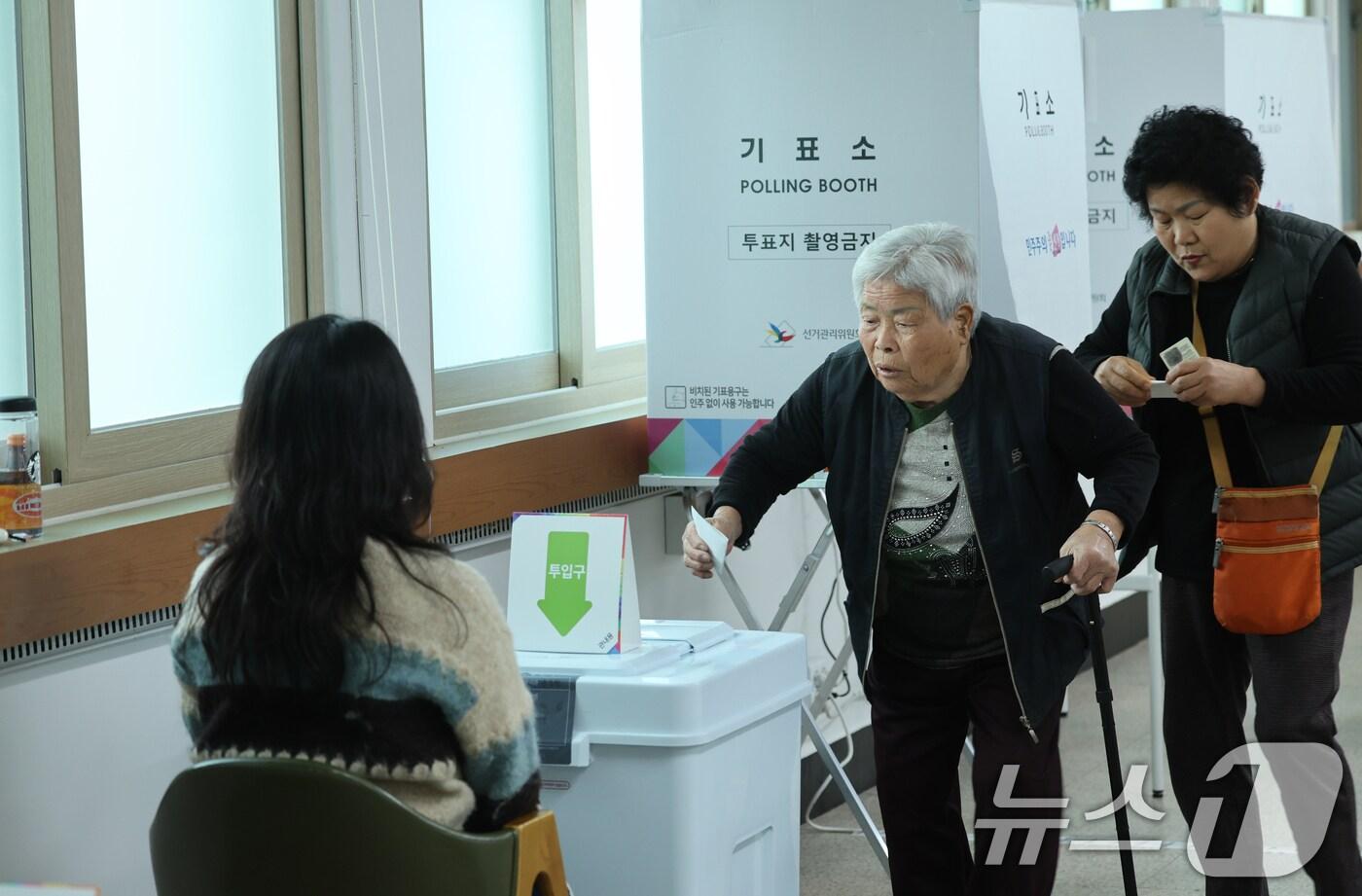 본문 이미지 - 4·2 담양군수 재선거 사전투표 첫날인 28일 전남 담양군 봉산면주민센터에서 유권자들이 투표를 하고 있다. ⓒ News1 김태성 기자