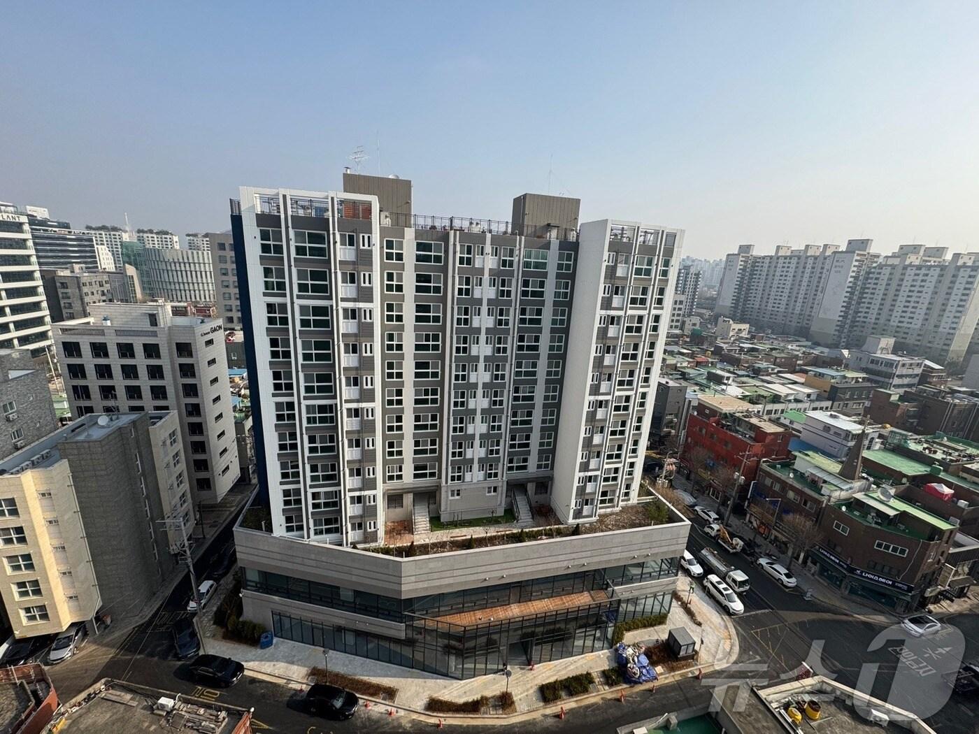 본문 이미지 - 양남시장 자리에 들어선 주거·상업시설의 모습 (서울시 제공)