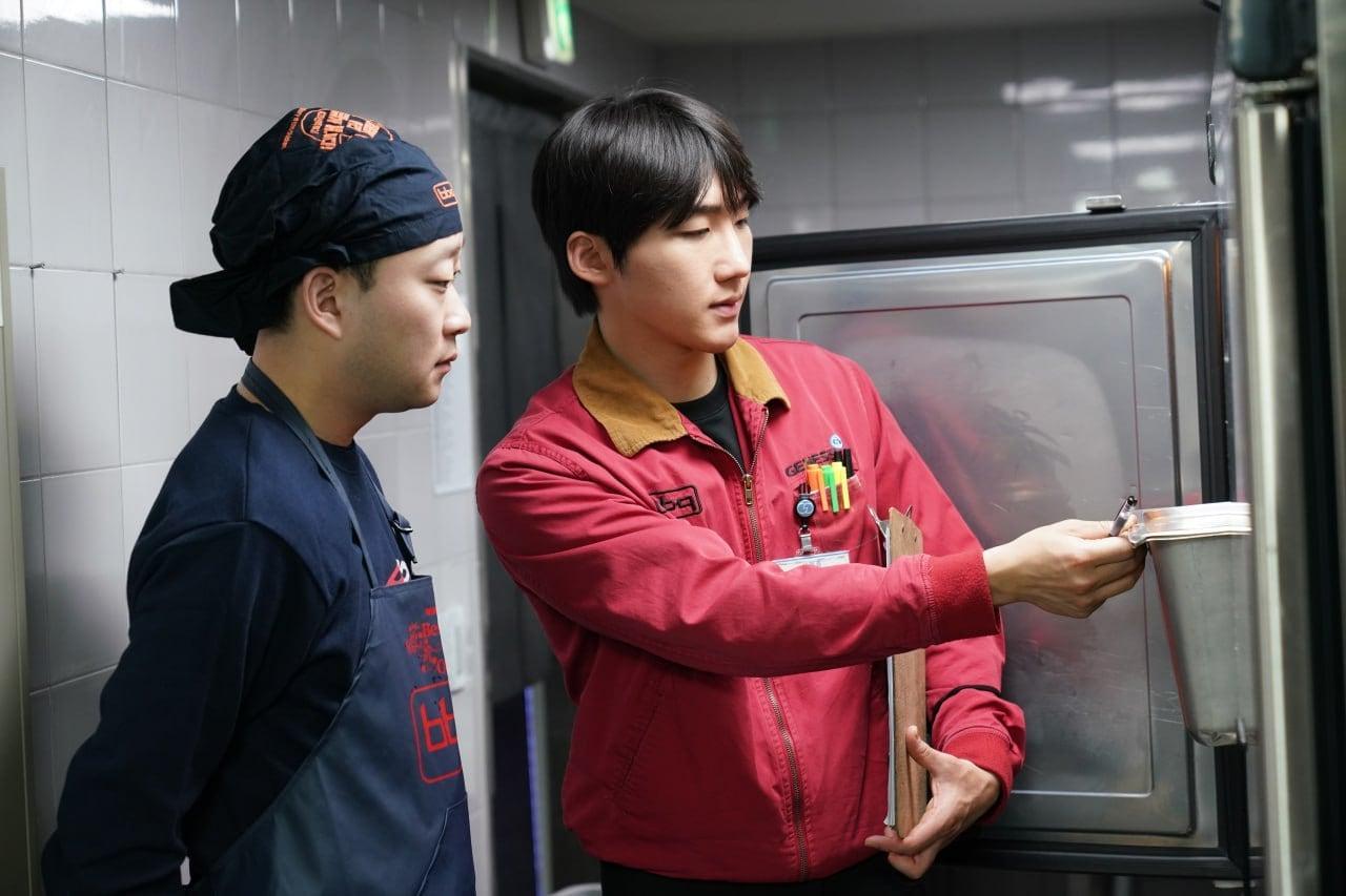 본문 이미지 - BBQ가 교차점검을 통해 고객 서비스 향상과 품질 강화에 나섰다. 사진은 교차 점검 모습. (BBQ 제공)