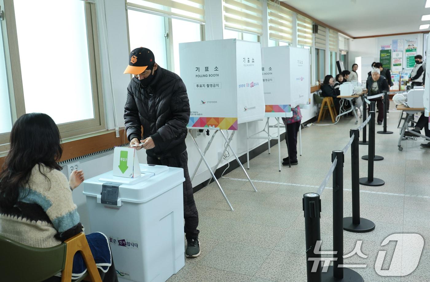 4·2 담양군수 재선거 사전투표 첫날인 28일 전남 담양군 봉산면주민센터에서 유권자들이 투표를 하고 있다. 2025.3.28/뉴스1 ⓒ News1 김태성 기자