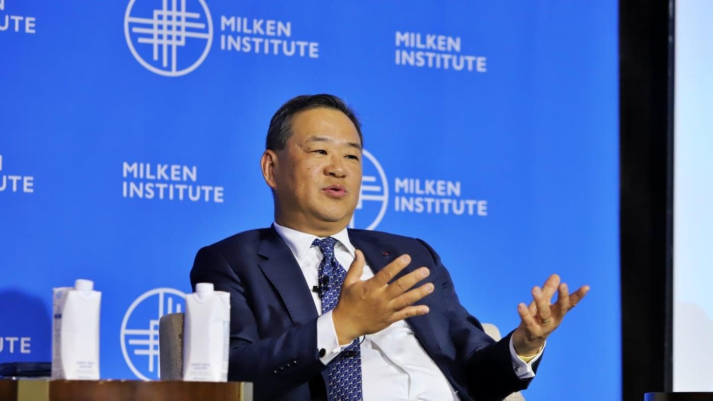 김상현 롯데 유통군 총괄대표 부회장이 지난 27일 서울 종로구에 위치한 포시즌스 호텔 서울에서 개최된 '밀컨 연구소 코리아 디너(Milken Institute Korea Dinner)'에서 '지평선에 선 대한민국, 변화하는 비즈니스 및 투자 환경' 연사로 발언하고 있다(롯데쇼핑 제공).