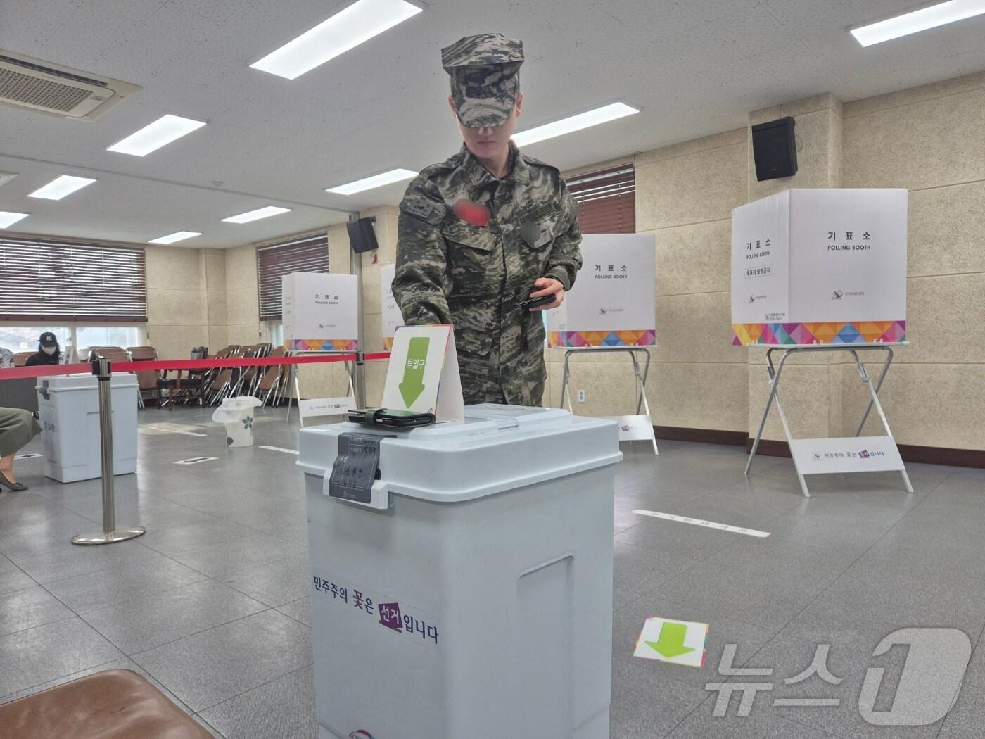 본문 이미지 - 28일 오전 강화읍 주민자치센터를 찾아 4.2재보궐선거 사전투표에 참여하고 있는 김명식(가명·23) 해병대원 ⓒ News1 이시명 기자