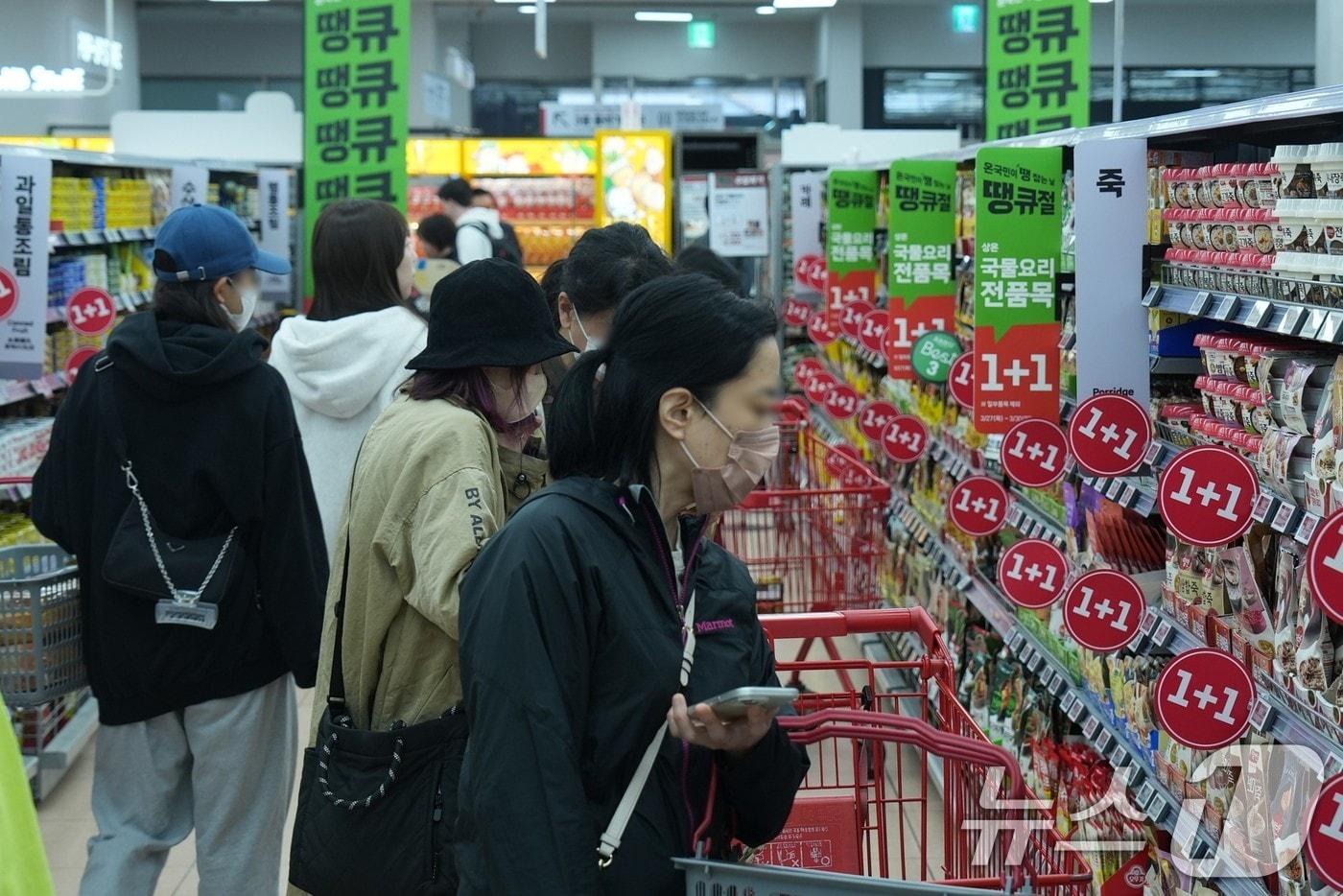 롯데마트가 창립 27주년을 기념하고자 그로서리 쇼핑 최대 축제인 '땡큐절'을 진행하고 있다고 28일 밝혔다. 롯데마트 제타플렉스 서울역점 가공 매장에서 할인 상품을 쇼핑하는 고객 모습. (롯데쇼핑 제공. 재판매 및 DB 금지) 2025.3.28/뉴스1 ⓒ News1 이연주 기자