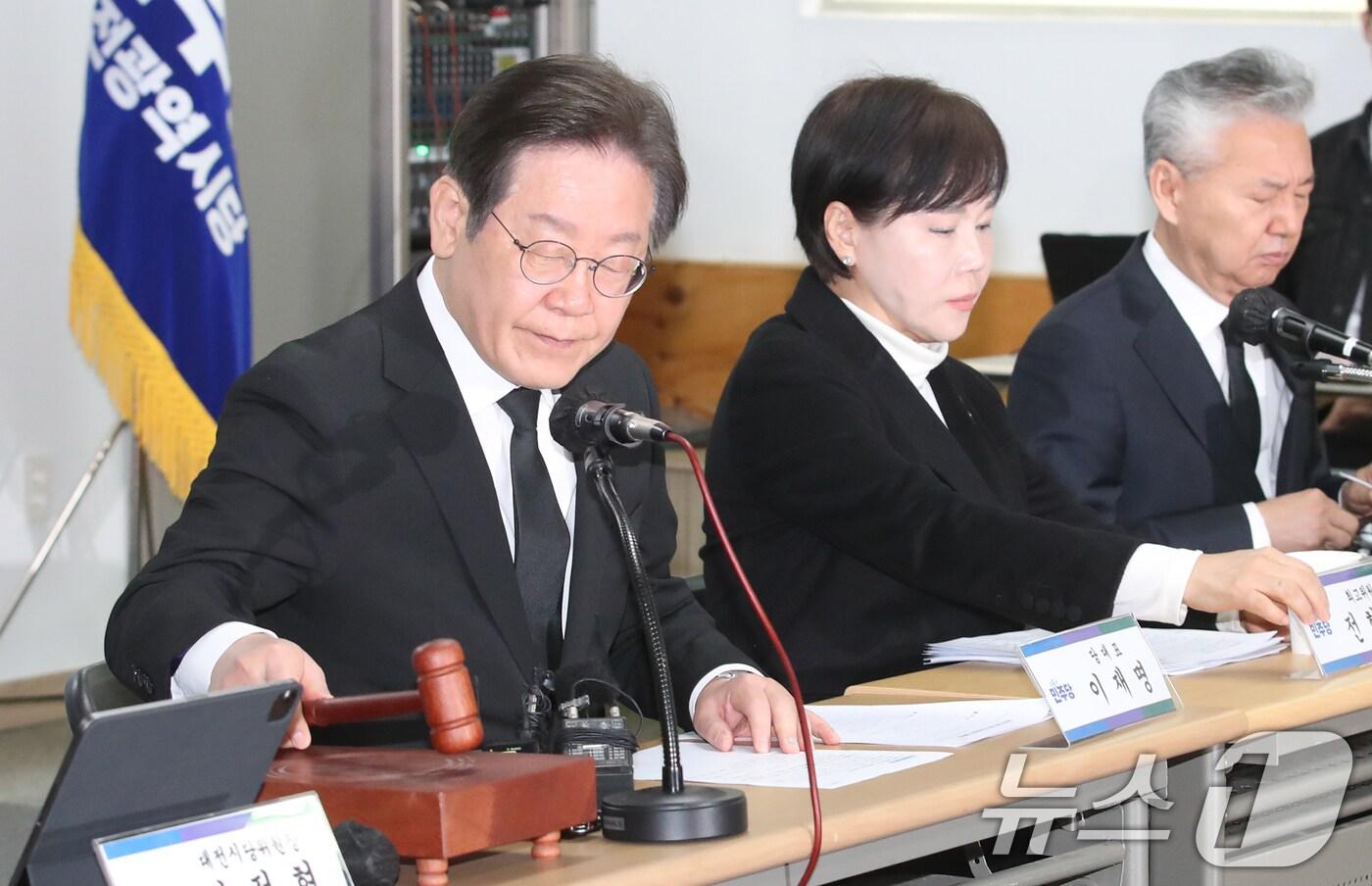 본문 이미지 - 이재명 더불어민주당 대표가 28일 오전 대전시당에서 열린 현장 최고위원회 시작을 알리는 의사봉을 두드리고 있다. 이 대표 왼쪽은 전현희 최고위원. 2025.3.28/뉴스1 ⓒ News1 김기태 기자