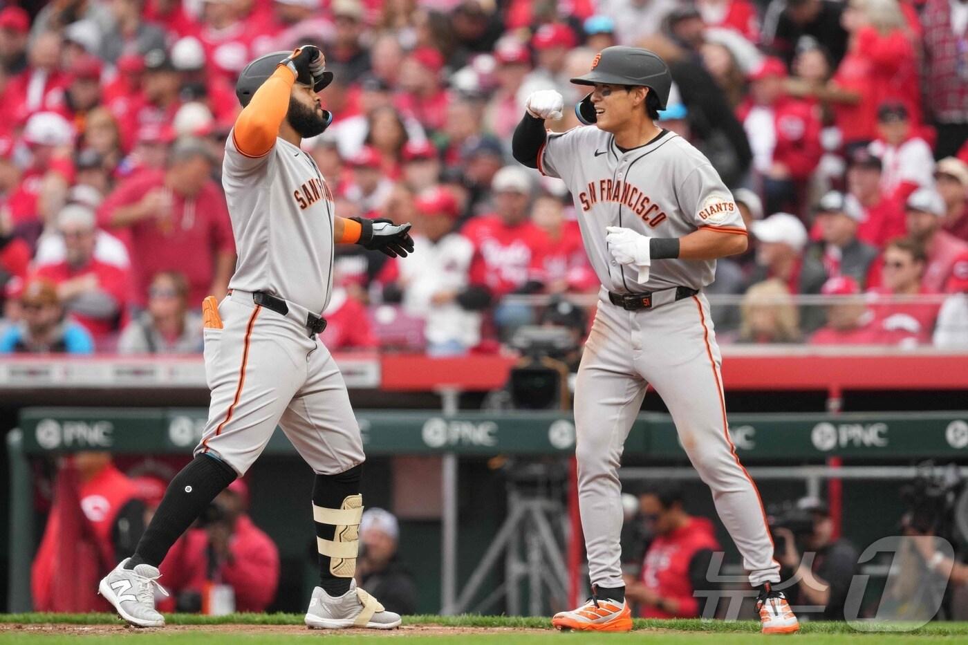 본문 이미지 - 이정후(오른쪽)가 28일(한국시간) 열린 2025 메이저리그 샌프란시스코 자이언츠-신시내티 레즈 개막전에서 4회초 2점 홈런을 친 엘리엇 라모스와 기뻐하고 있다. ⓒ AFP=뉴스1