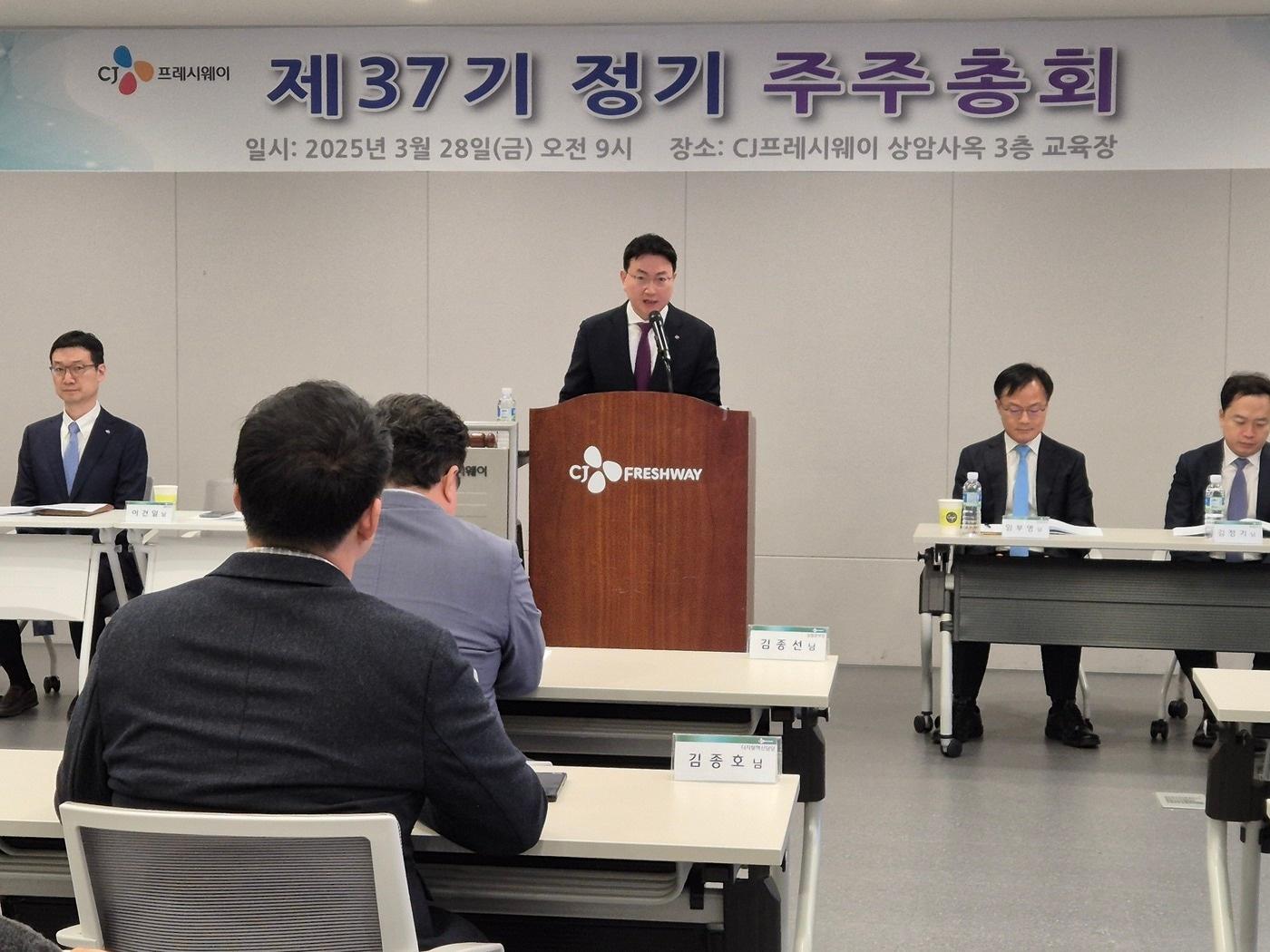 본문 이미지 - 28일 서울 마포구 CJ프레시웨이 본사에서 열린 정기 주주총회에서 이건일 CJ프레시웨이 대표가 인사말을 하고 있다. (CJ프레시웨이 제공)
