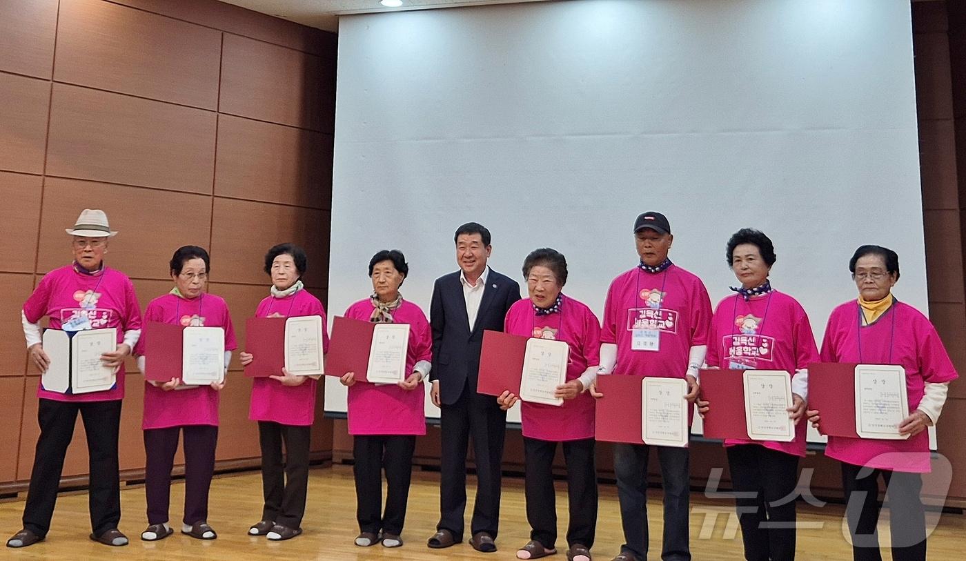 증평군 성인 문해 교육 문해 골든벨 모습/뉴스1