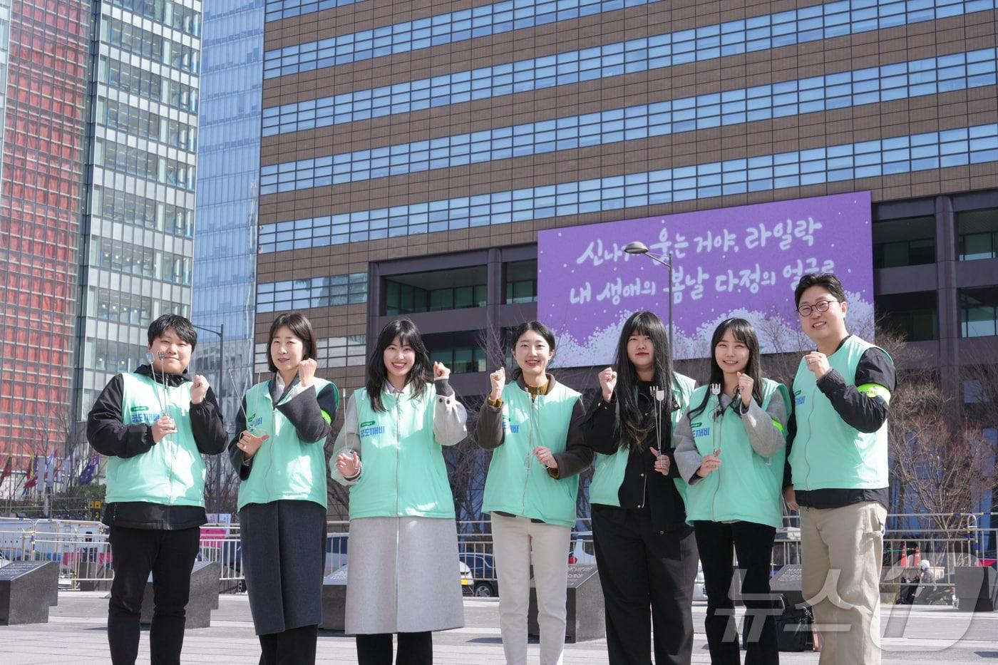 교보생명은 이달부터 임직원을 대상으로 한 역사·문화 플로깅 봉사활동 '꽃보다 플로깅'을 본격적으로 시작했다고 28일 밝혔다./사진제공=교보생명