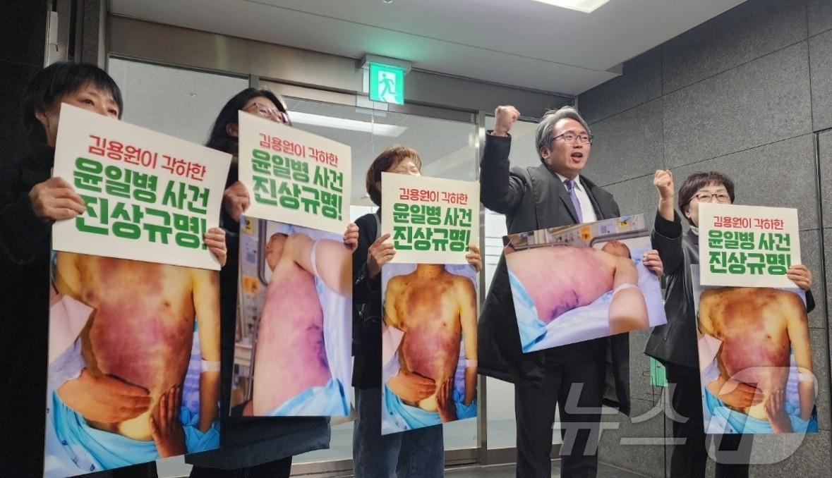 본문 이미지 - 고 윤승주 일병 유족들이 28일 서울 중구 국가인권위원회(인권위)를 찾아 진상 규명을 촉구했다. / 뉴스1 권진영 기자