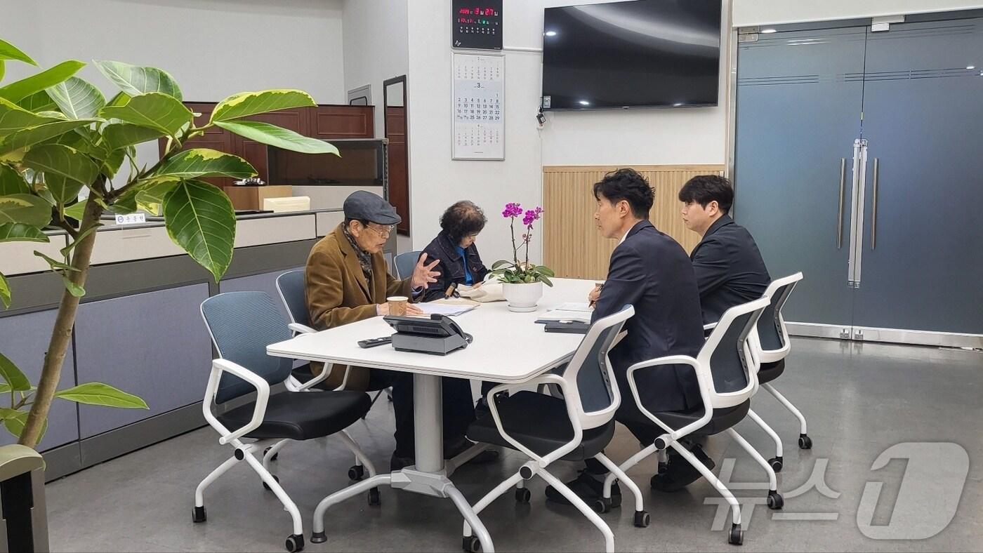 본문 이미지 - 전북자치도 직소민원실이 도청사 1층으로 이전한 가운데 한 민원인이 직원들과 상담을 하고 있다.(전북자치도 제공. 재판매 및 DB금지)/뉴스1 