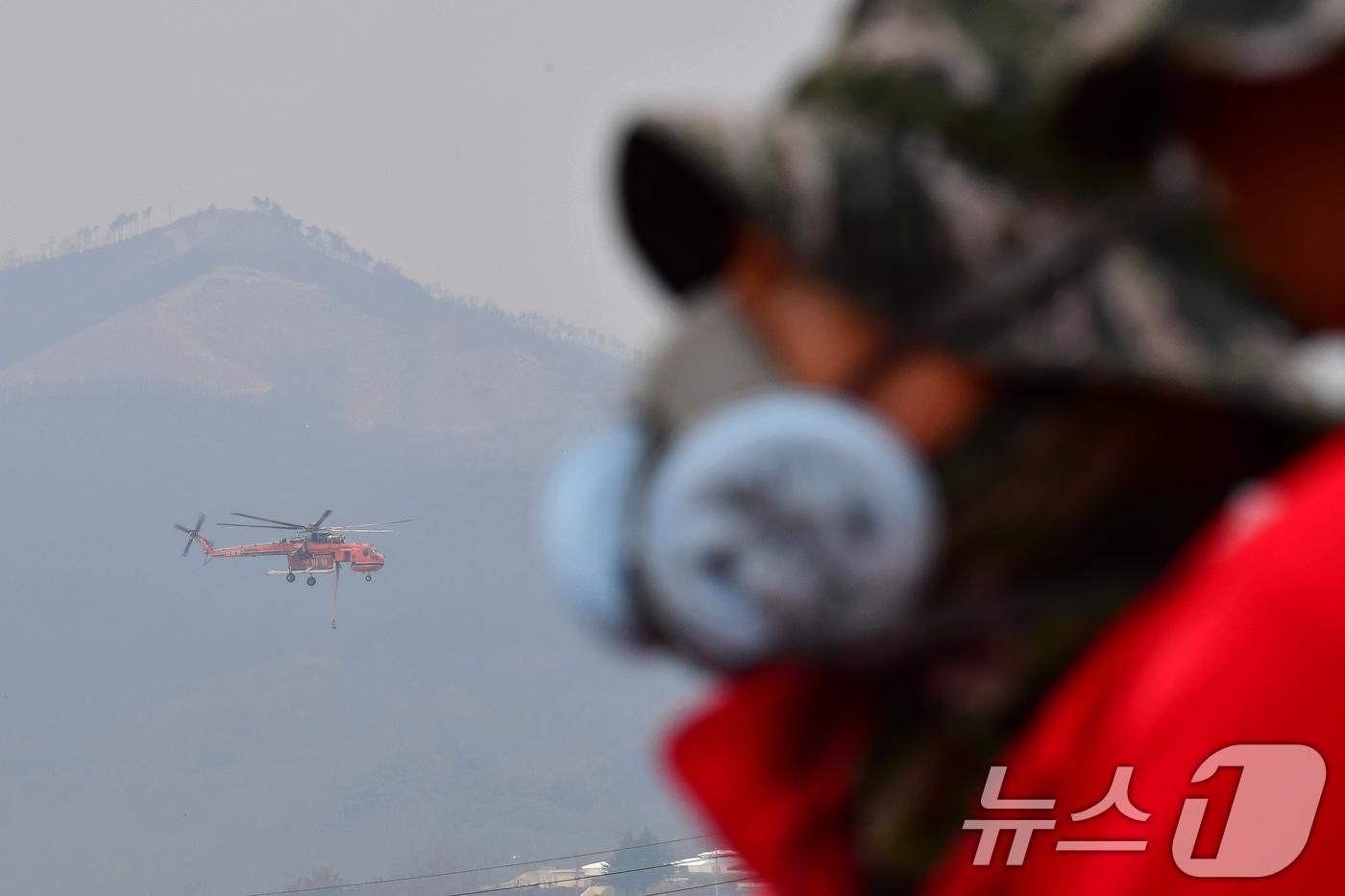 28일 오전 경북 영덕군 산불 현장에서 해병대 1사단 병력이 잔불 장리작전을 위해 투입되고 있다. 2025.3.28/뉴스1 ⓒ News1 최창호 기자