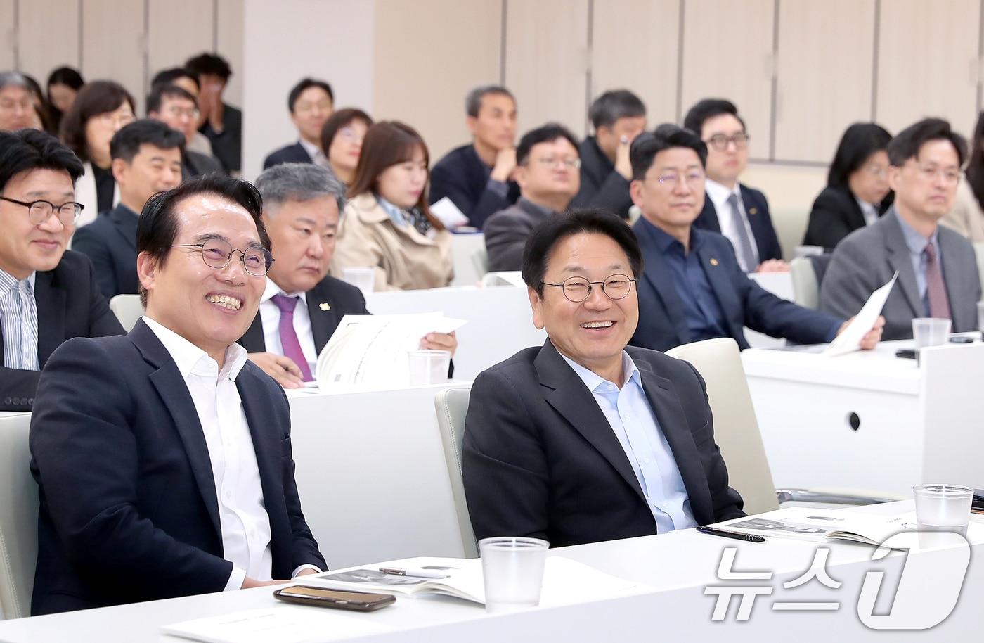 강기정 광주시장이 28일 오전 광주시청 3층 중회의실에서 열린 제11회 정책포럼에 참석해 임문영 더불어민주당 디지털특별위원장의 'AX와 광주 인공지능, 디지털 전환과 지역의 준비' 주제 특강을 듣고 있다.(광주시 제공. 재판매 및 DB 금지) 2025.3.28/뉴스1 