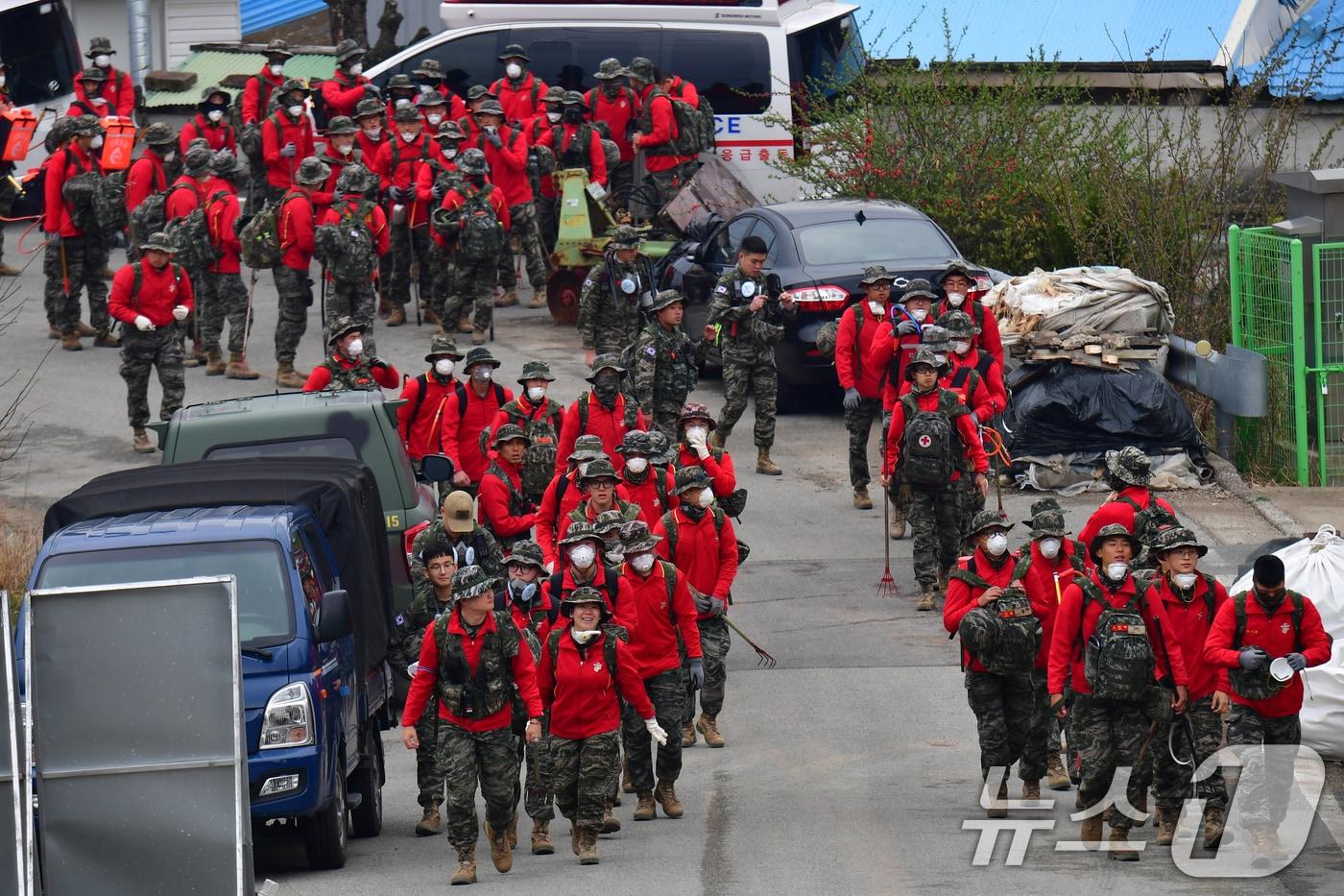 28일 오전 경북 영덕군 산불 현장에서 해병대 1사단 병력이 잔불 정리작업에 투입되고 있다. 2025.3.28/뉴스1 ⓒ News1 최창호 기자
