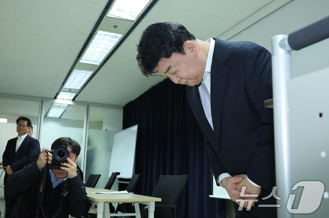 백종원 더본코리아 대표가 28일 서울 서초구의 한 회의공간에서 열린 더본코리아 주주총회에 참석해 취재진을 향해 고개 숙여 인사하고 있다. 2025.3.28/뉴스1 ⓒ News1 김진환 기자
