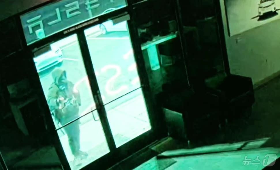 본문 이미지 - 미국에서 반(反)트럼프 움직임으로 테슬라를 향한 공격이 잇따르는 가운데 라스베이거스 테슬라 수리 센터에 불을 지른 한국계 추정 남성이 체포됐다. 체포된 김모씨가 센터 유리문에 스프레이로 "저항하라"(RESIST)를 쓰는 장면.(라스베이거스 경찰청 제공).