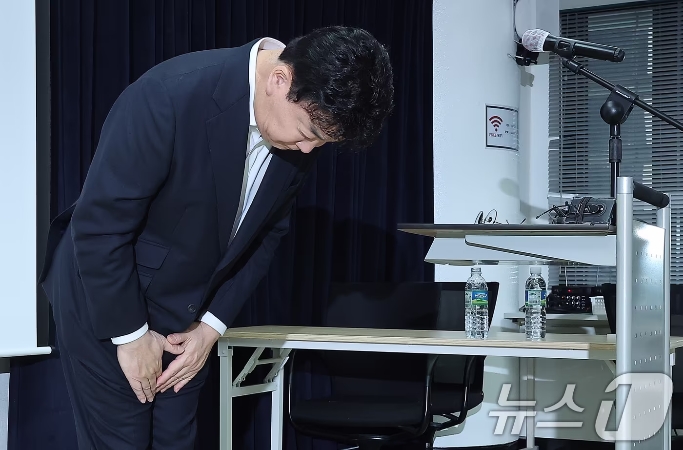 백종원 더본코리아 대표가 28일 서울 서초구 스페이스쉐어 강남역센터에서 열린 정기 주주총회를 마친 뒤 고개 숙여 인사하고 있다. 2025.3.28/뉴스1 ⓒ News1 김진환 기자