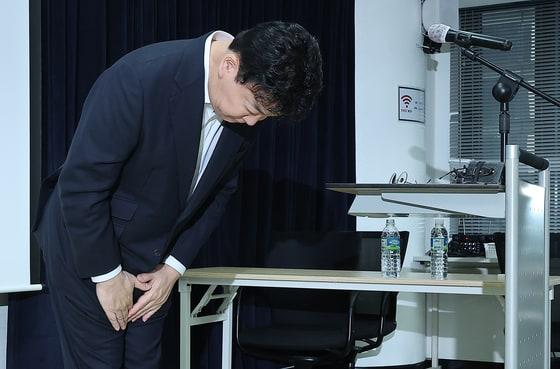 본문 이미지 - 백종원 더본코리아 대표가 지난 3월 서울 서초구 스페이스쉐어 강남역센터에서 열린 정기 주주총회를 마친 뒤 고개 숙여 인사하고 있다. 2025.3.28/뉴스1 ⓒ News1 김진환 기자