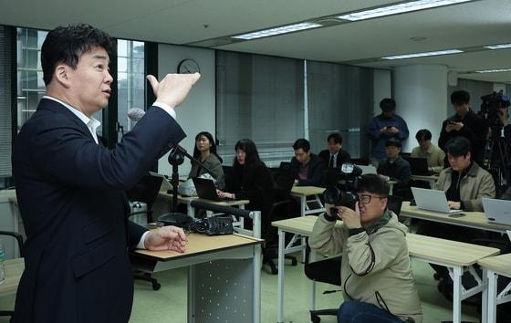 본문 이미지 - 백종원 더본코리아 대표가 지난 3월 서울 서초구 스페이스쉐어 강남역센터에서 열린 정기 주주총회에서 발언하고 있다. 2025.3.28/뉴스1 ⓒ News1 김진환 기자