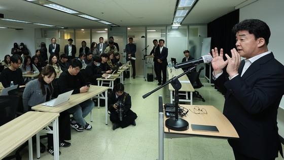 본문 이미지 - 지난 3월 백종원 더본코리아 대표가 서울 서초구 스페이스쉐어 강남역센터에서 열린 정기 주주총회에서 발언하고 있다. 2025.3.28/뉴스1 ⓒ News1 김진환 기자