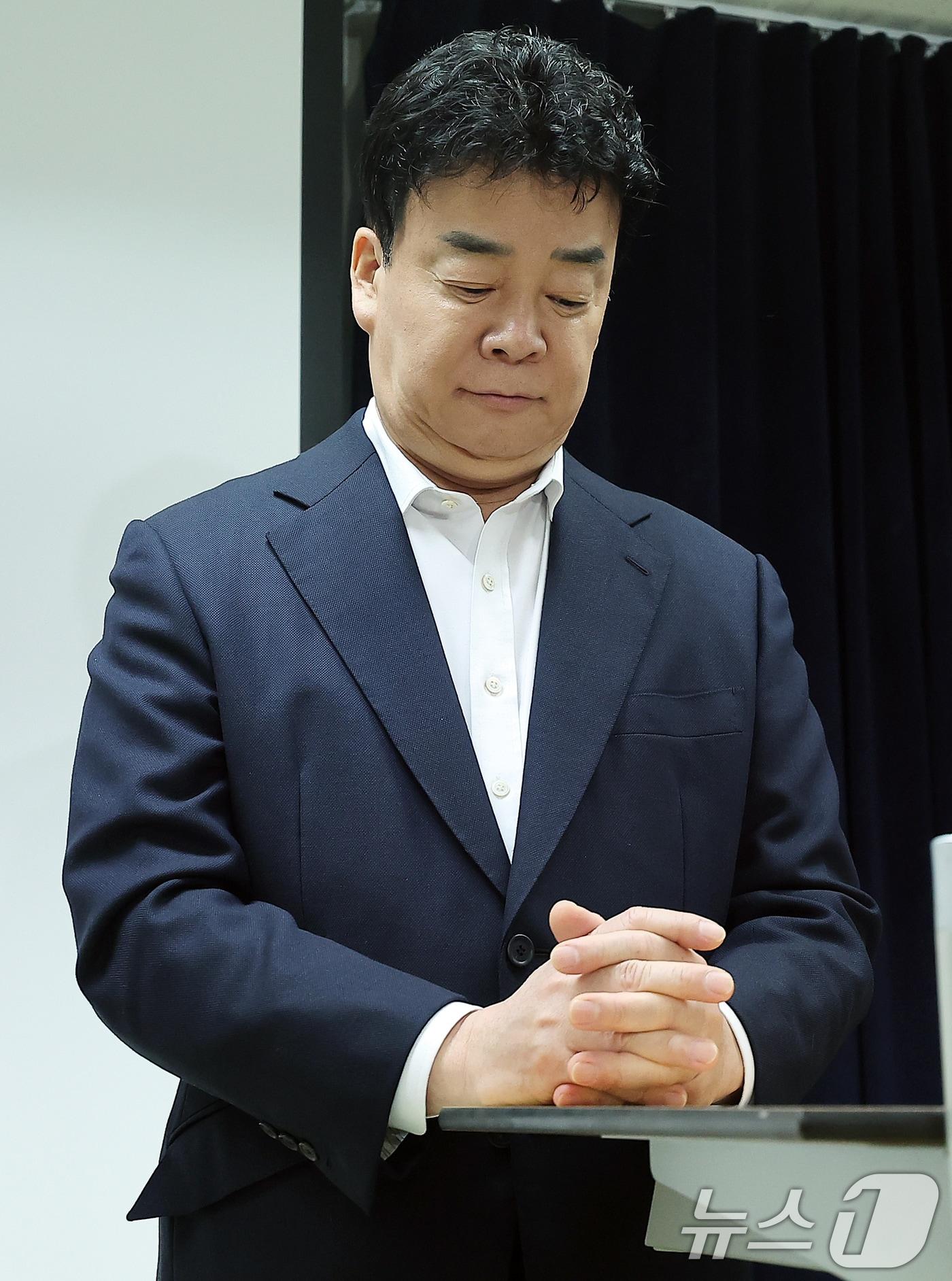 본문 이미지 - 백종원 더본코리아 대표가 28일 서울 서초구 스페이스쉐어 강남역센터에서 열린 정기 주주총회에서 생각에 잠겨 있다. 2025.3.28/뉴스1 ⓒ News1 김진환 기자