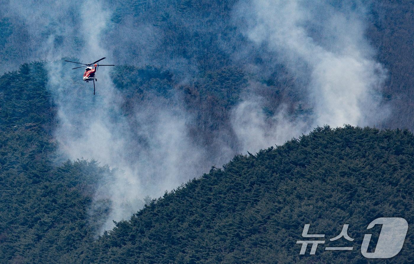 본문 이미지 - 전국 곳곳에 산불이 발생하고 있는 28일 오전 경남 산청군 구곡산 일대에서 산불 진화 헬기가 진화 작업을 벌이고 있다. 2025.3.28/뉴스1 ⓒ News1 이재명 기자