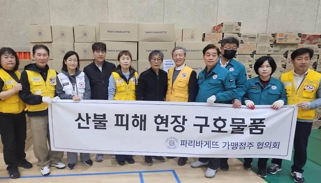 본문 이미지 - 지난 27일 파리바게뜨 가맹점주들이 안동시 산불화재 임시대피소인 안동체육관에 빵을 전달하고 있다.(파리바게뜨 제공)