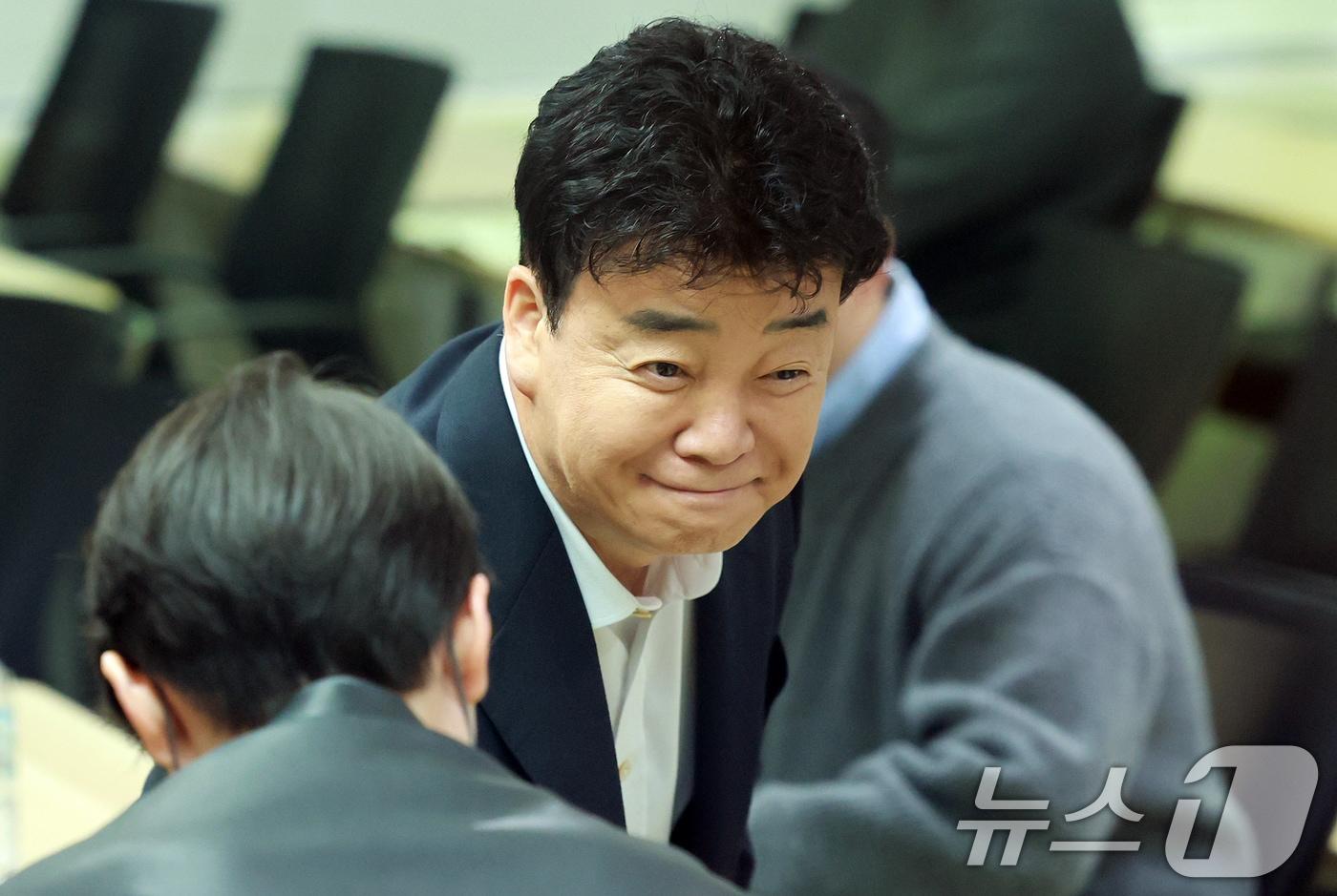 백종원 더본코리아 대표가 28일 서울 서초구 스페이스쉐어 강남역센터에서 열린 정기 주주총회에서 참석해 주주들과 인사를 나누고 있다. 2025.3.28/뉴스1 ⓒ News1 김진환 기자