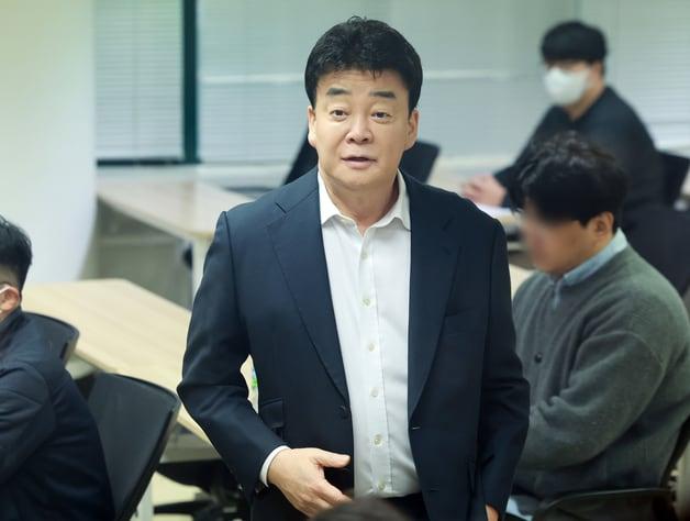 본문 이미지 - 백종원 더본코리아 대표가 지난 3월 서울 서초구 스페이스쉐어 강남역센터에서 열린 정기 주주총회에서 참석해 주주들을 바라보고 있다. 2025.3.28/뉴스1 ⓒ News1 김진환 기자