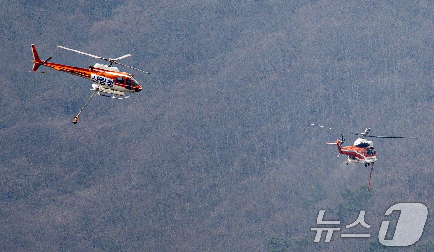 전국 곳곳에 산불이 발생하고 있는 28일 오전 경남 산청군 구곡산 일대에서 산불 진화 헬기가 진화 작업을 벌이고 있다. 2025.3.28/뉴스1 ⓒ News1 이재명 기자