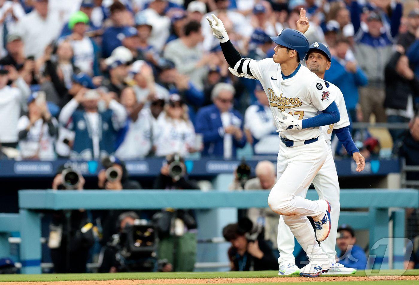 LA 다저스 오타니 쇼헤이가 28일&#40;한국시간&#41; 열린 디트로이트 타이거스와의 2025 메이저리그 경기에서 7회말 홈런을 때린 뒤 기뻐하고 있다. ⓒ AFP=뉴스1