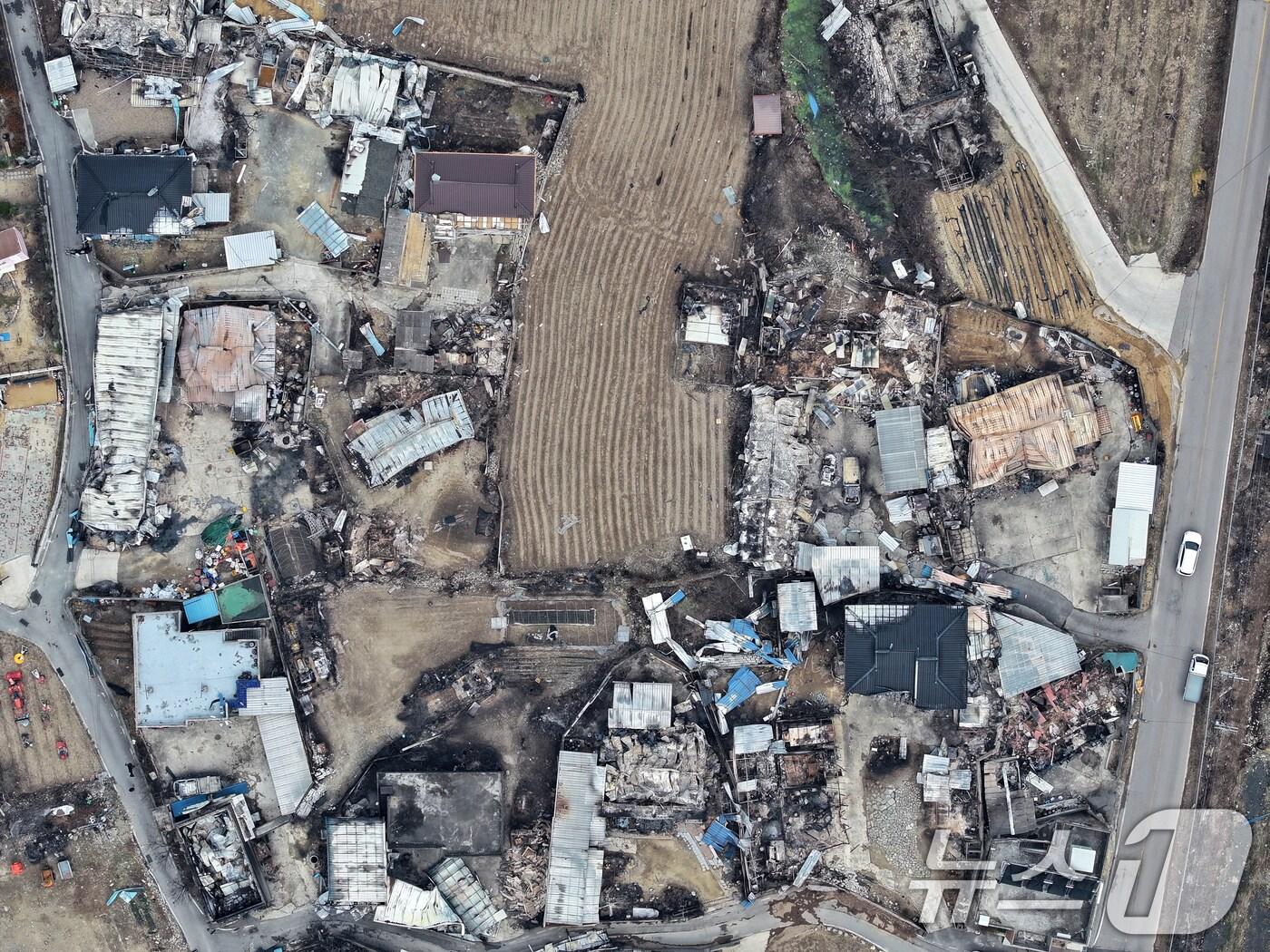 본문 이미지 - 28일 안동시 임하면 마을에 산불 피해 흔적이 남아있다. 2025.3.28/뉴스1 ⓒ News1 이승배 기자