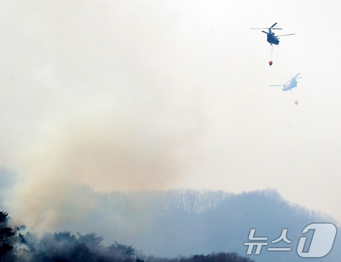 본문 이미지 - 경남 산청·하동 산불 8일째인 28일 산청군 시천면 구곡산 일대에서 산불진화 헬기가 진화 작업을 벌이고 있다. 2025.3.28/뉴스1 ⓒ News1 윤일지 기자